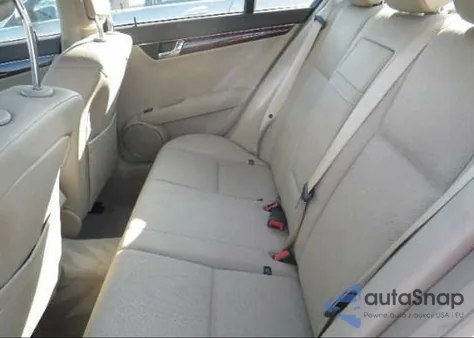 2009 Mercedes-Benz C300 4 Matic z USA, uszkodzony, nr VIN WDDGF81X59F271806